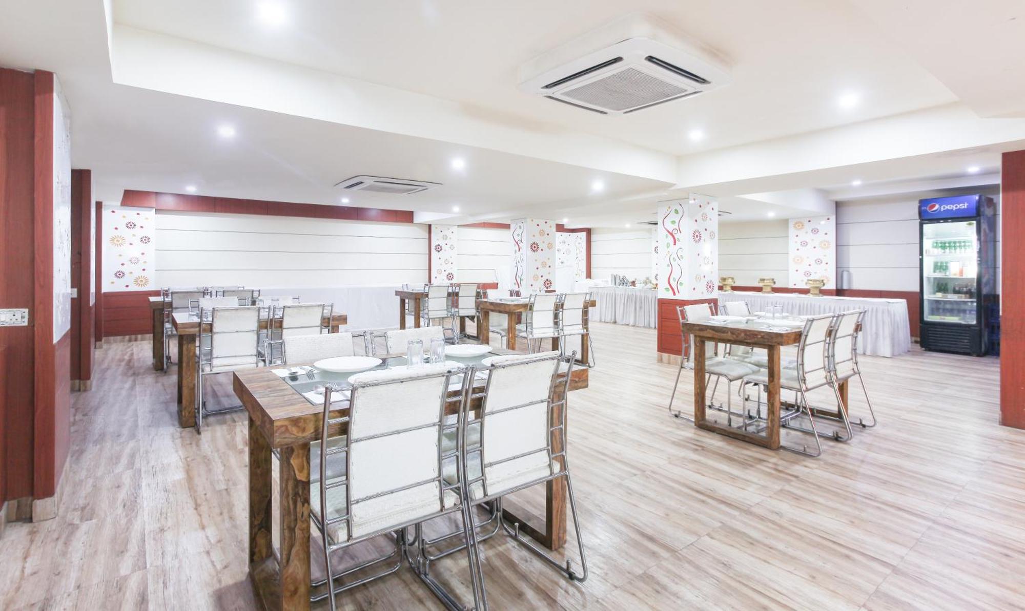 Hotel Janki International Sigra 2 Km From Kashi Vishwanath Temple Варанаси Экстерьер фото